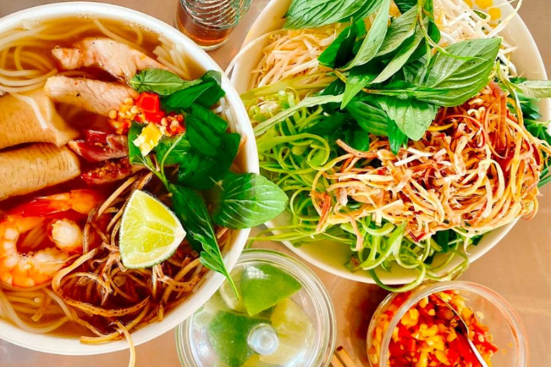 Noodle soup with sauce made from different fish